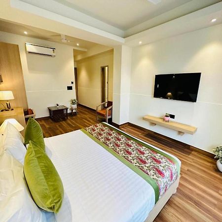 Crown Hotel Agra Near Taj Mahal מראה חיצוני תמונה