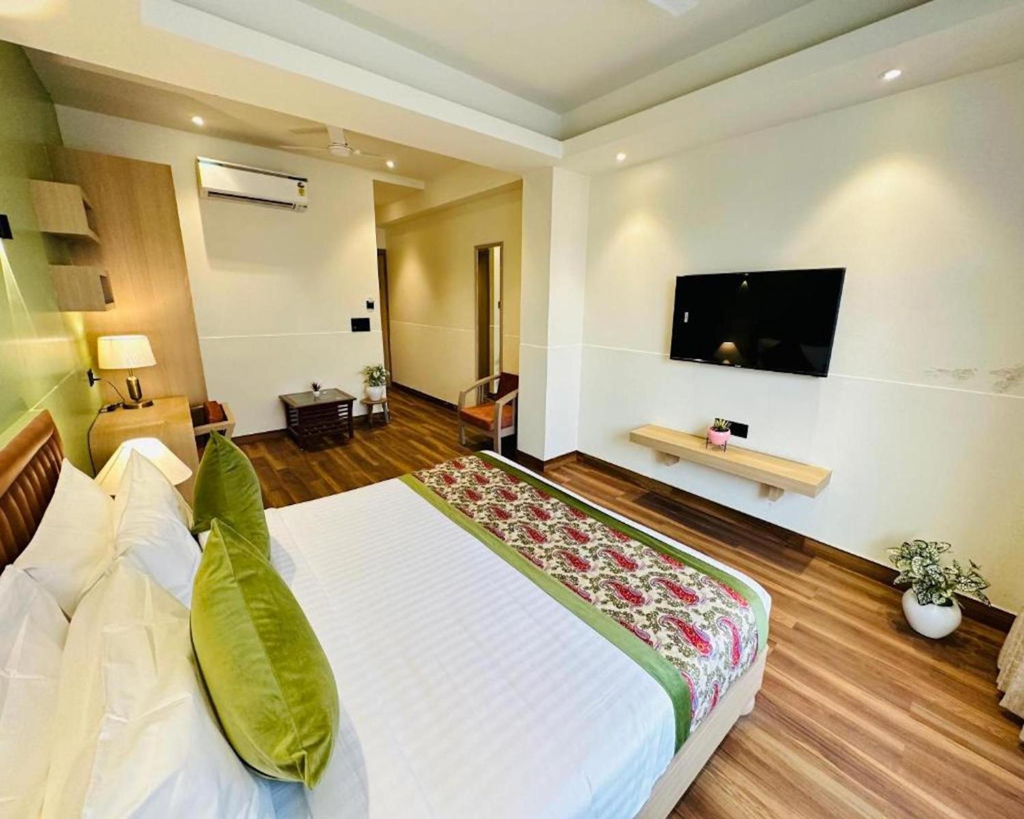 Crown Hotel Agra Near Taj Mahal מראה חיצוני תמונה