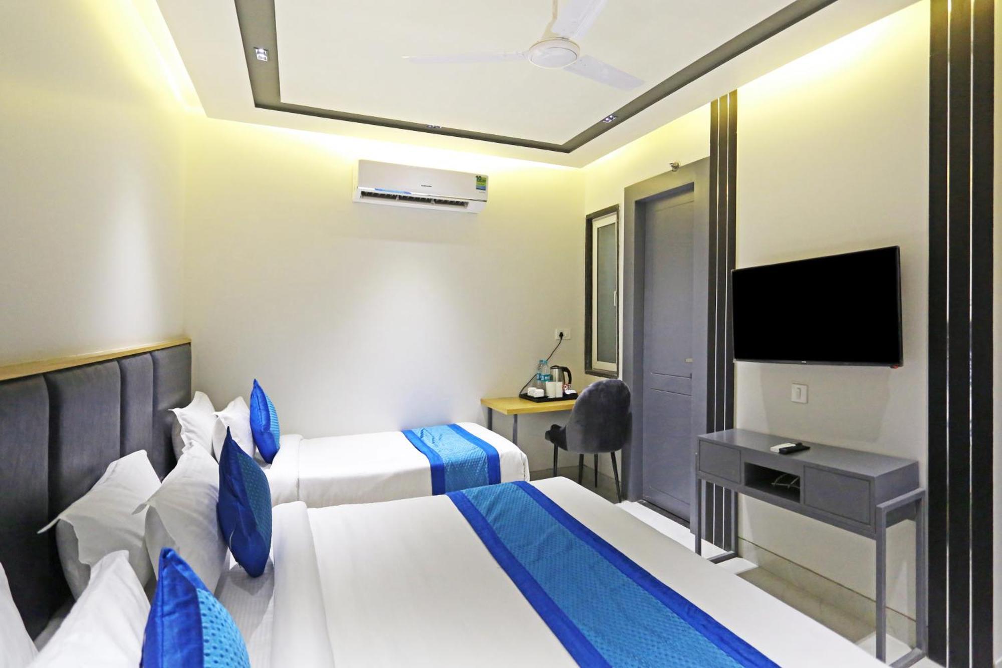 Crown Hotel Agra Near Taj Mahal מראה חיצוני תמונה