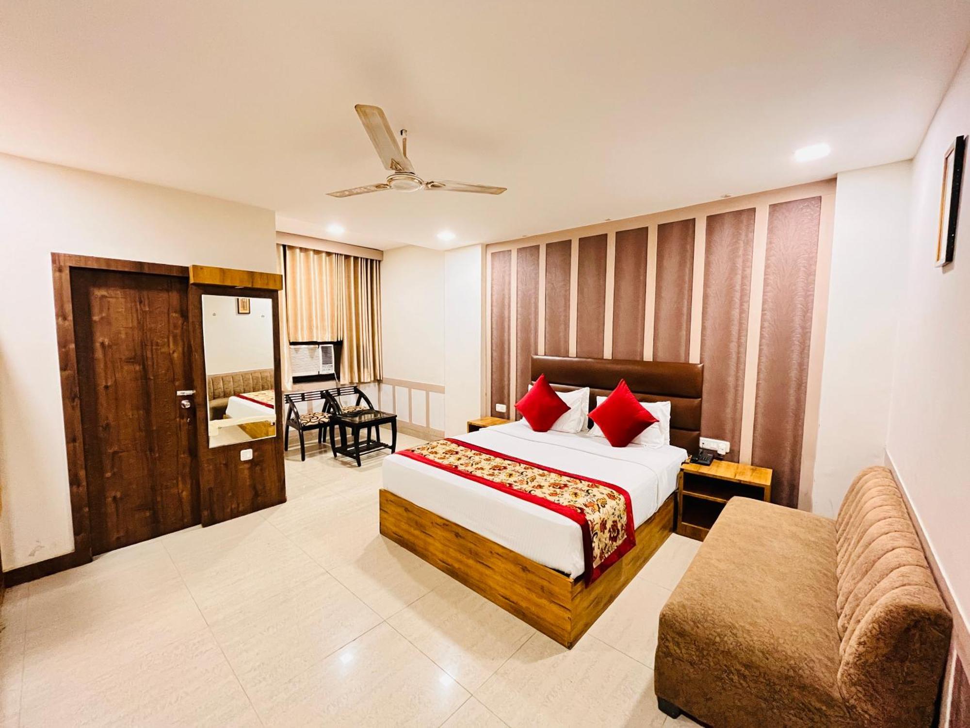 Crown Hotel Agra Near Taj Mahal מראה חיצוני תמונה