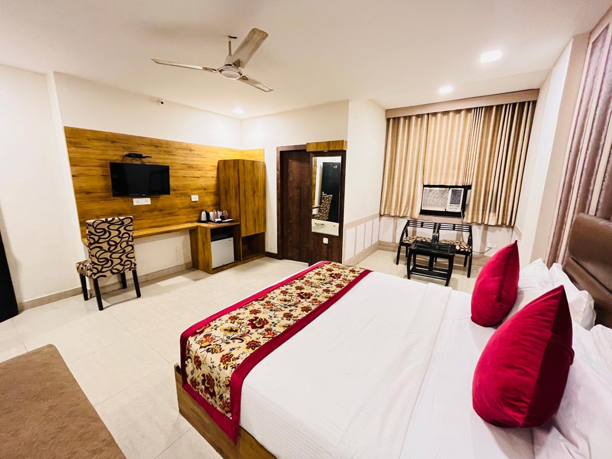 Crown Hotel Agra Near Taj Mahal מראה חיצוני תמונה