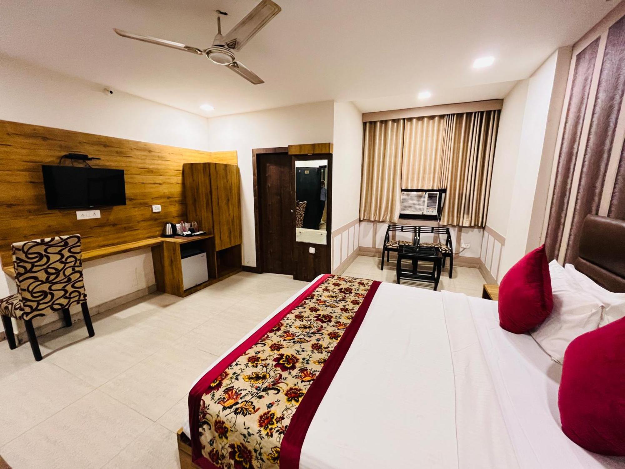 Crown Hotel Agra Near Taj Mahal מראה חיצוני תמונה