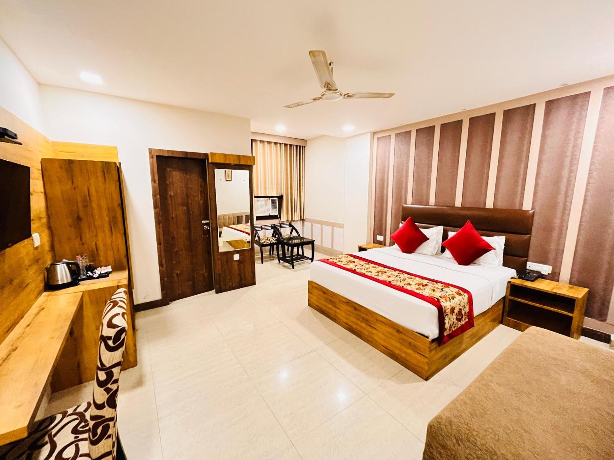 Crown Hotel Agra Near Taj Mahal מראה חיצוני תמונה