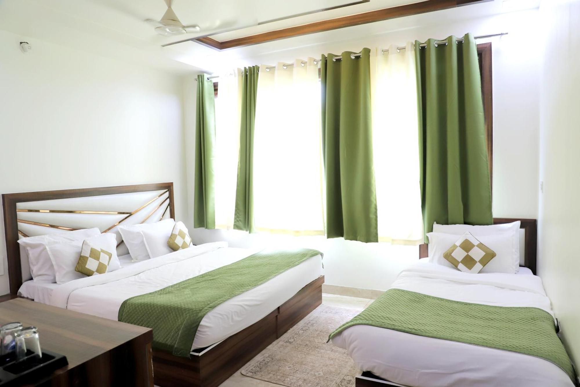 Crown Hotel Agra Near Taj Mahal מראה חיצוני תמונה