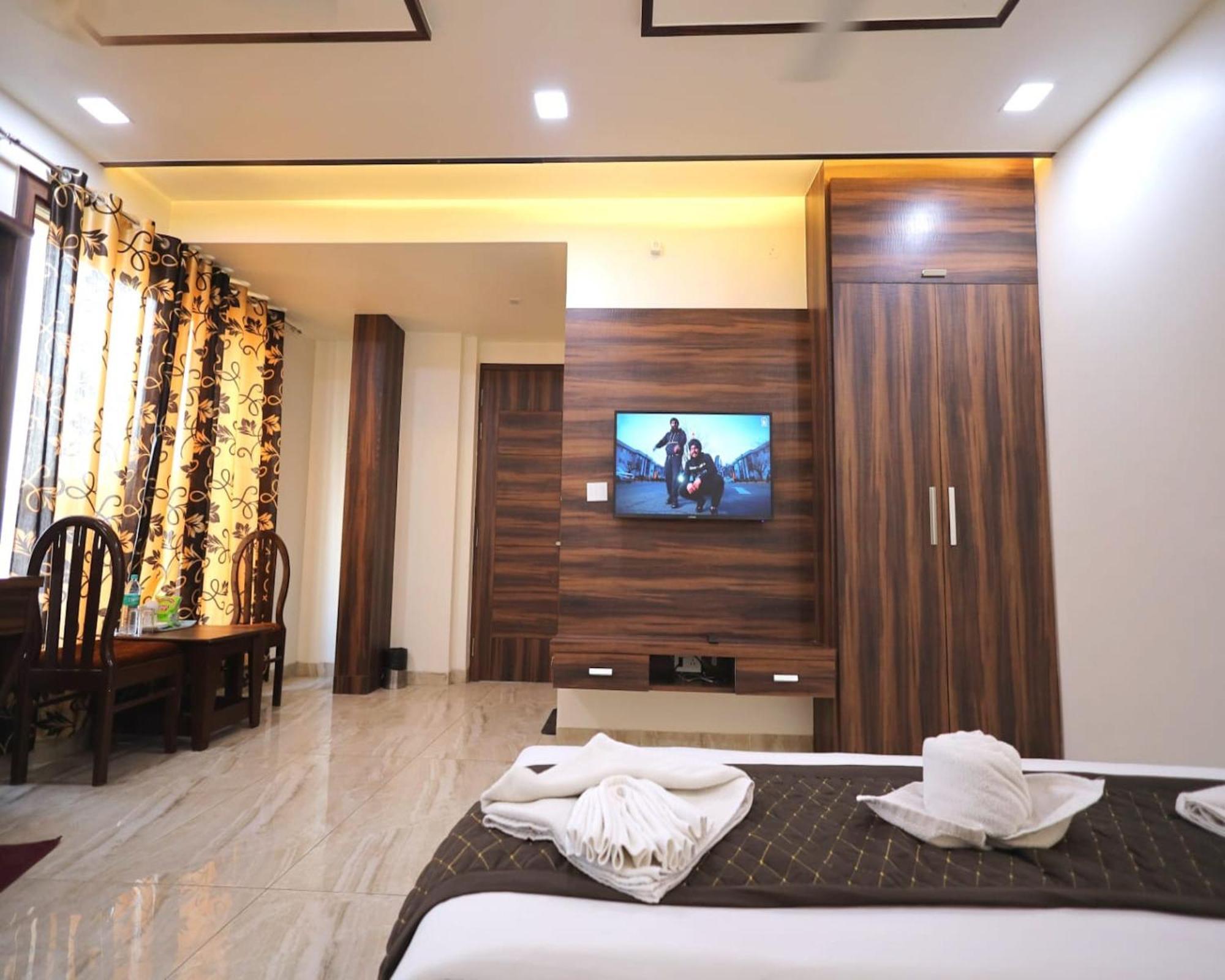 Crown Hotel Agra Near Taj Mahal מראה חיצוני תמונה