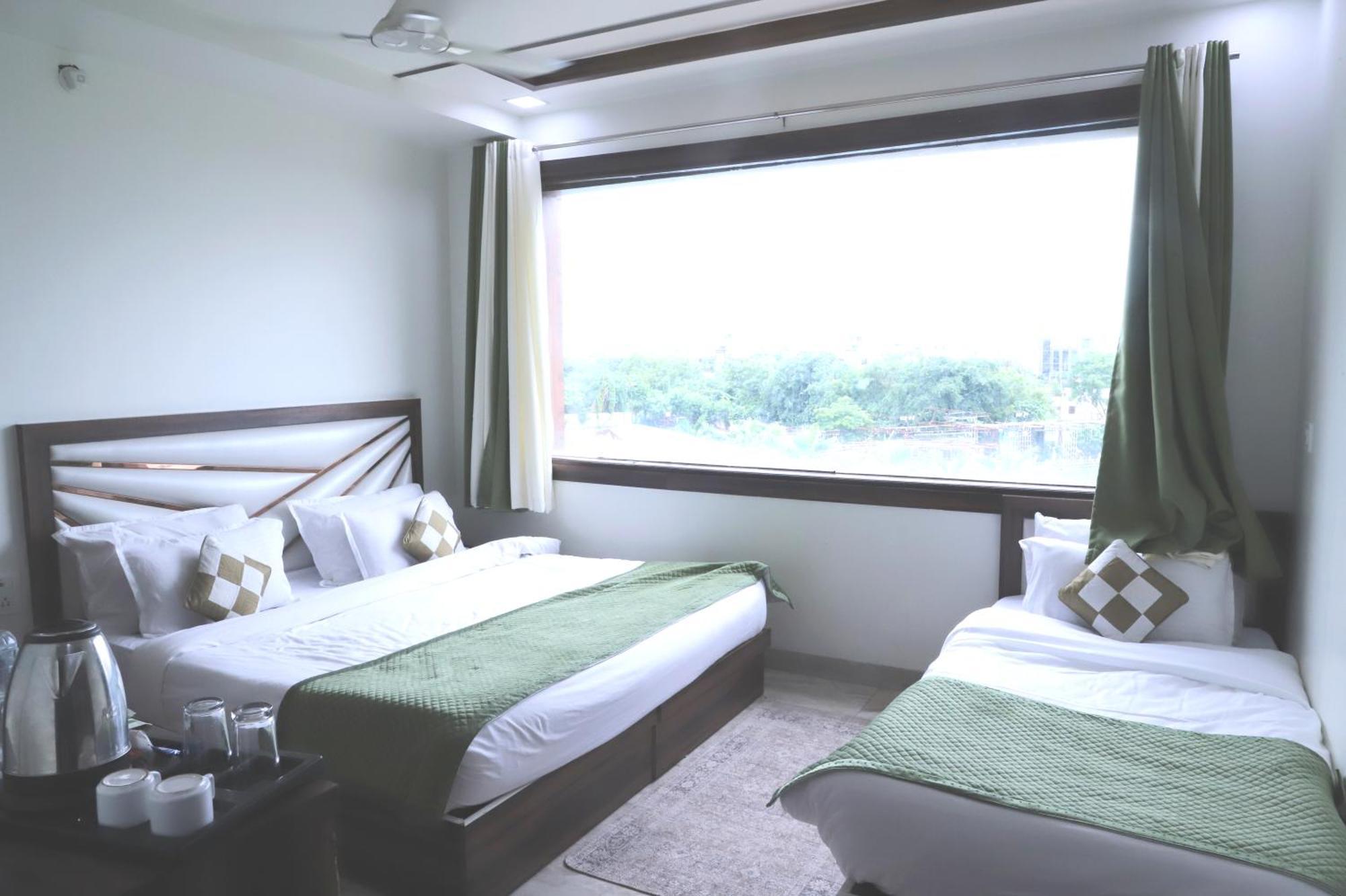 Crown Hotel Agra Near Taj Mahal מראה חיצוני תמונה