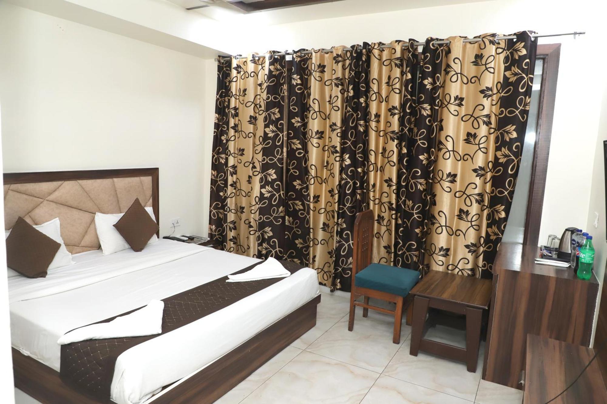 Crown Hotel Agra Near Taj Mahal מראה חיצוני תמונה
