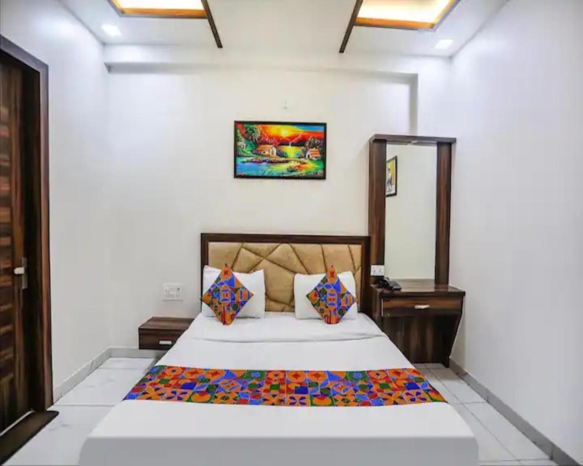 Crown Hotel Agra Near Taj Mahal מראה חיצוני תמונה