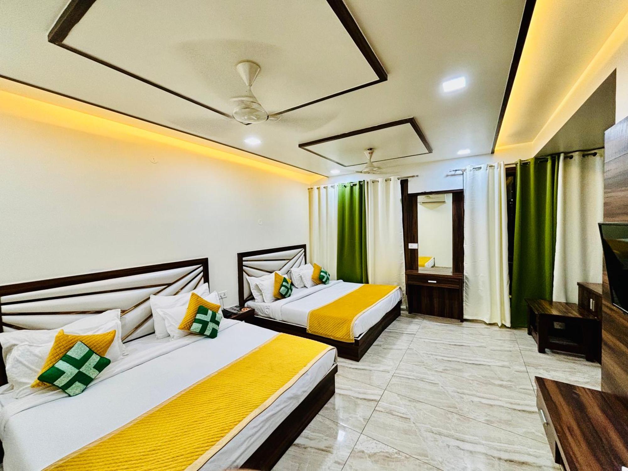 Crown Hotel Agra Near Taj Mahal מראה חיצוני תמונה