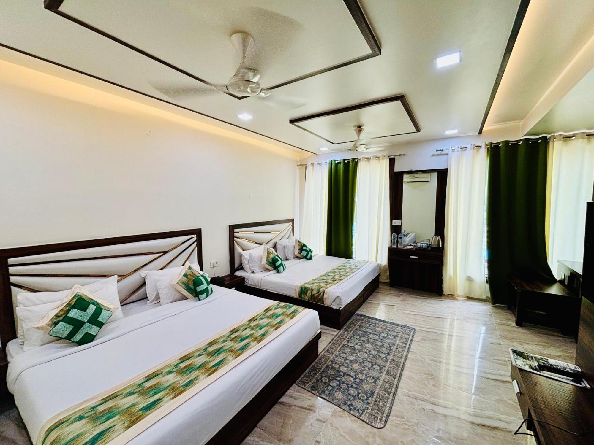 Crown Hotel Agra Near Taj Mahal מראה חיצוני תמונה